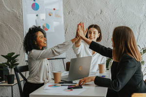 Des employés en train de se féliciter d’un travail en équipe